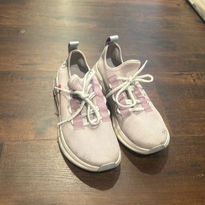 Lilac DQ on Cloud sneakers